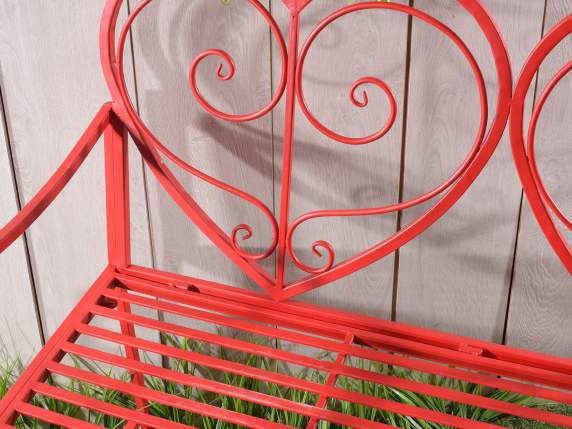 Panchina in metallo color rosso con schienale a cuori