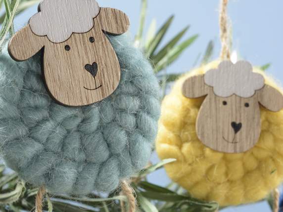 Pecorella in legno e lana cotta da appendere