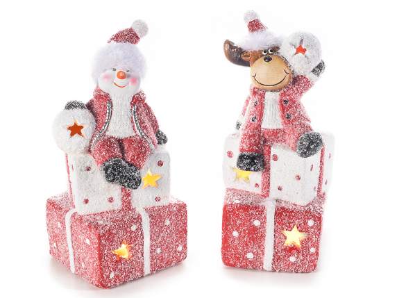 Personaggio natalizio ceramica su pacchetti regalo con luce