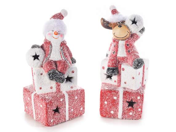 Personaggio natalizio ceramica su pacchetti regalo con luce
