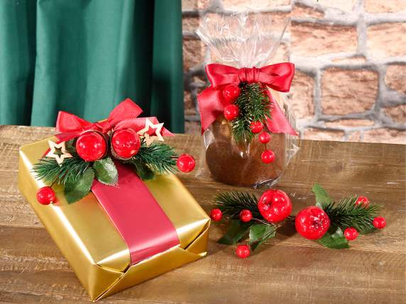 Mazzolino con aghi di pino e bacche rosse