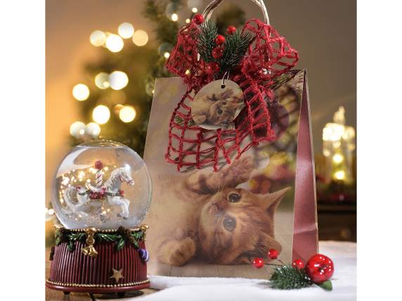 Mazzolino con aghi di pino e bacche rosse