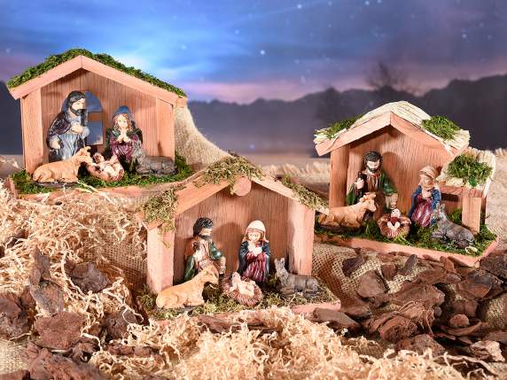 Presepe in legno con personaggi in resina e muschio