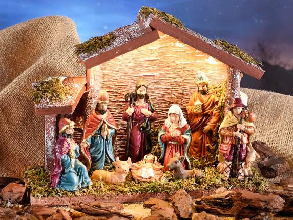 Presepe in legno con personaggi in resina, muschio, luci LED