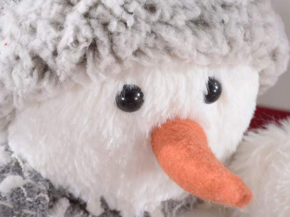 Pupazzo di neve di peluche con sciarpa e cappello in maglia