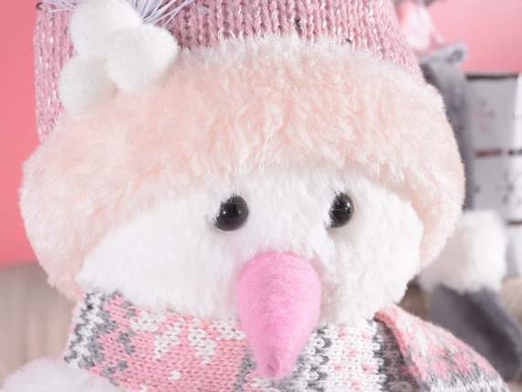 Pupazzo di neve di peluche con sciarpa e cappello in maglia