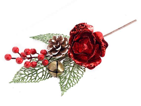Ramo con rosa,pigna innevata,bacche rosse e campanella