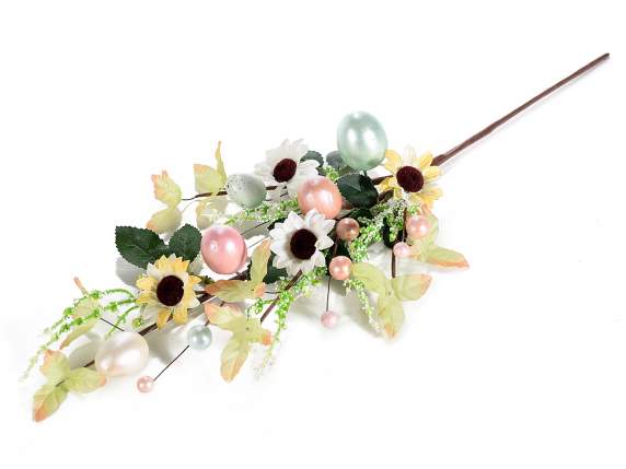 Ramo di uova colorate e fiori artificiali