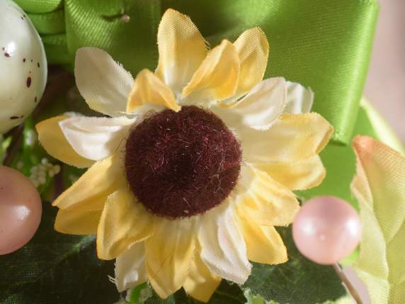Ramo di uova colorate e fiori artificiali