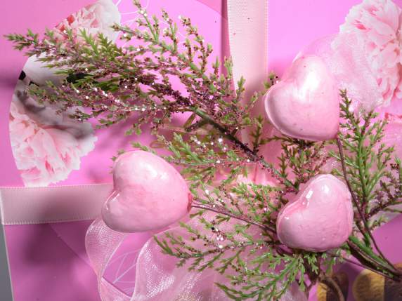 Ramo con pigne, bacche e cuori glitterati rosa