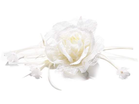 Rosa bianca in stoffa e pizzo con nastro in organza e fiori