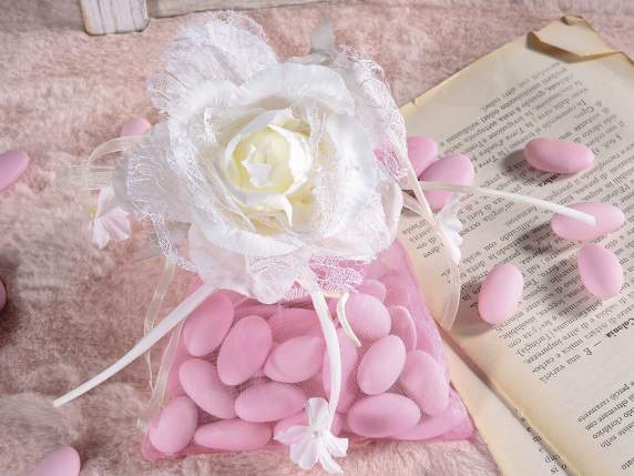 Rosa bianca in stoffa e pizzo con nastro in organza e fiori