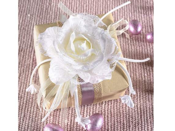 Rosa bianca in stoffa e pizzo con nastro in organza e fiori