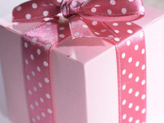 Scatola a forma di cubo in carta rosa