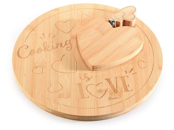 Juego de tabla de cortar de bambú con corazón y cuchillo.