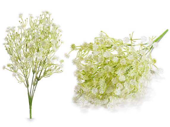 Ein Strauß künstlicher weißer Blumen