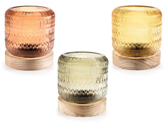 Lámpara de cristal coloreado con base de madera y luz LED.