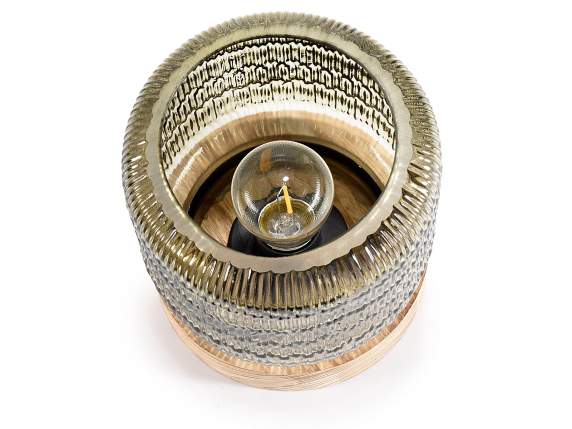 Lámpara de cristal coloreado con base de madera y luz LED.