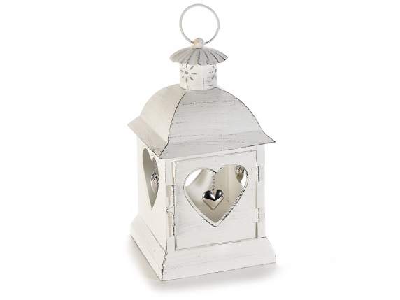 Lanterna in metallo bianco con intaglio a cuore e pendente