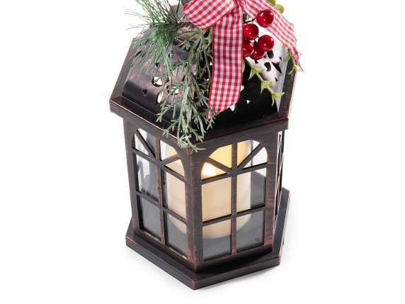 Lanterne avec bougie LED, bouquet daiguilles de pin et nœud