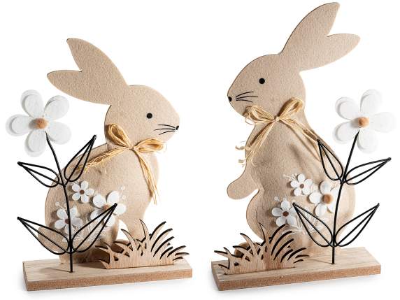 Lapin en tissu avec socle et décorations en bois et métal