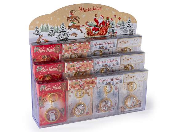 Llavero redondo de metal y resina con adornos navideños.