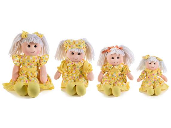 Lot de 4 poupées en tissu peluche avec robe jaune