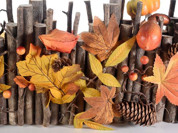 Cerca de madera con bayas, calabazas y hojas