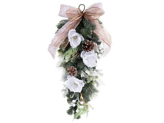 Guirnalda colgante de flores, piñas, bayas y un lazo.