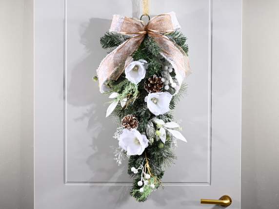 Guirnalda colgante de flores, piñas, bayas y un lazo.