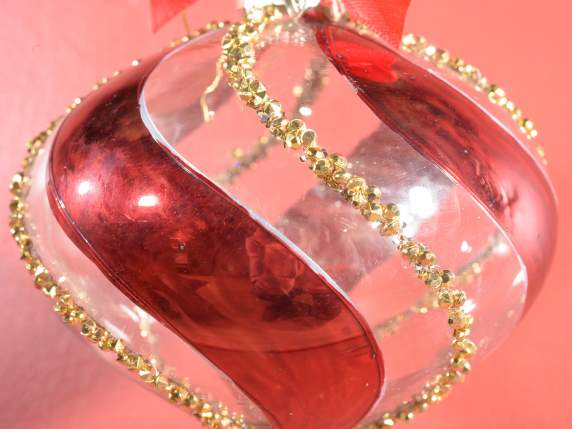 Bola de cristal transparente con gemas doradas en exhibición