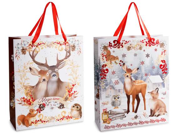 Bolsa-sobre grande de papel navideño con asas de satén.