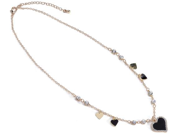 Collar de metal con corazones lacados y pedrería con tarjeta