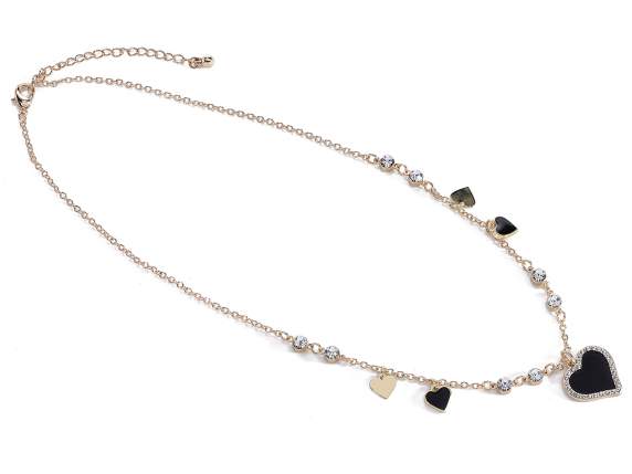 Collar de metal con corazones lacados y pedrería con tarjeta