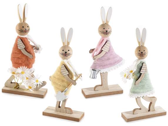 Conejo de Pascua de madera con vestido suave y adornos.