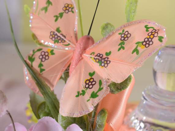 Ramo artificial con flores silvestres de tela y mariposa.