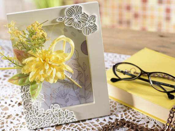 Ramo con dalias, flores artificiales y lazo de raso
