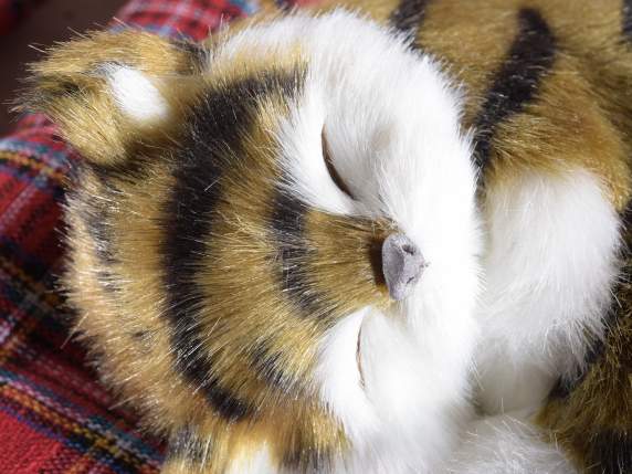 Gatito decorativo de piel sintética dormido en la almohada