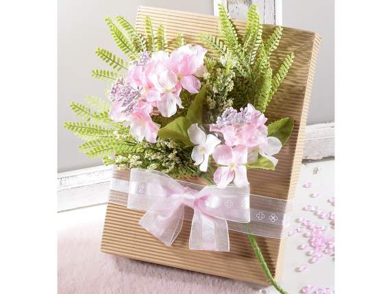 Ramita de hortensias artificiales y flores pequeñas.