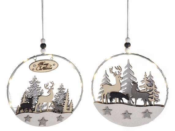 Decoración colgante de metal con paisaje de madera y luces.