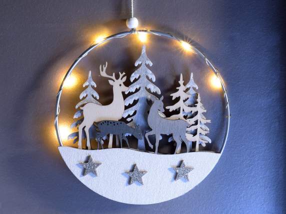 Decoración colgante de metal con paisaje de madera y luces.