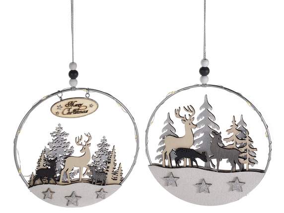 Decoración colgante de metal con paisaje de madera y luces.