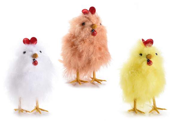 Gallina de plumas reales para apoyar con la mariquita