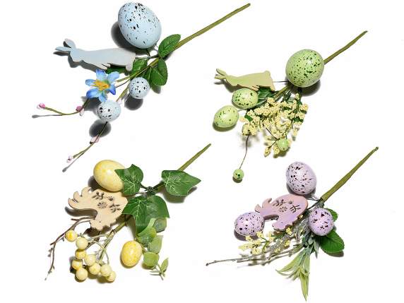 Ramo de huevos de colores con decoración de Pascua de madera