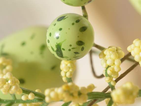 Ramo de huevos de colores con decoración de Pascua de madera