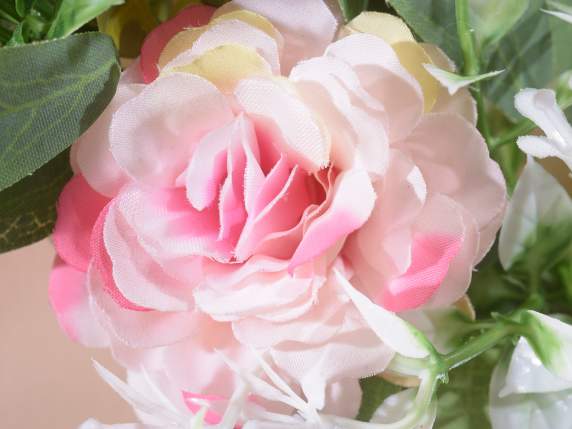 Guirnalda de cuerda colgante con rosas y hojas artificiales.