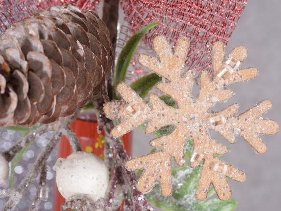Ramita cubierta de nieve artificial con cono de pino, bayas