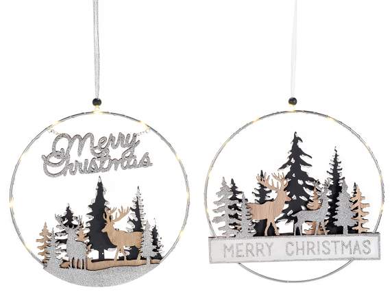 Decoración colgante de metal con paisaje de madera y luces.