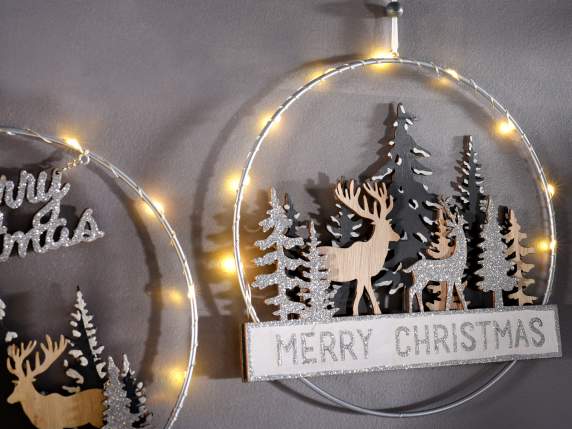 Decoración colgante de metal con paisaje de madera y luces.