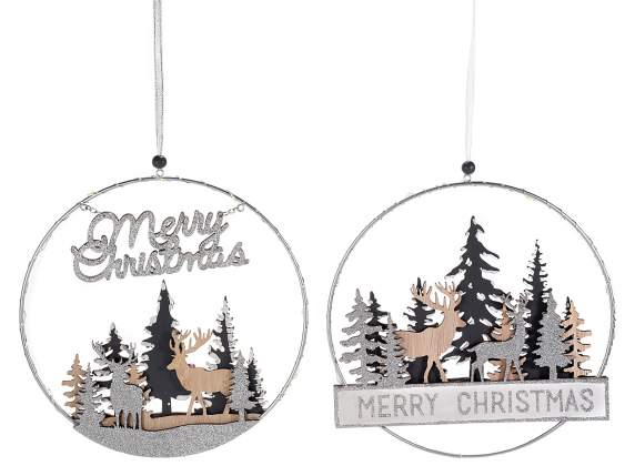 Decoración colgante de metal con paisaje de madera y luces.
